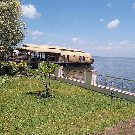فندق أكوا كاستل هاوس بوت - باي أكوا جمبو هاوس بوتس Alappuzha المظهر الخارجي الصورة