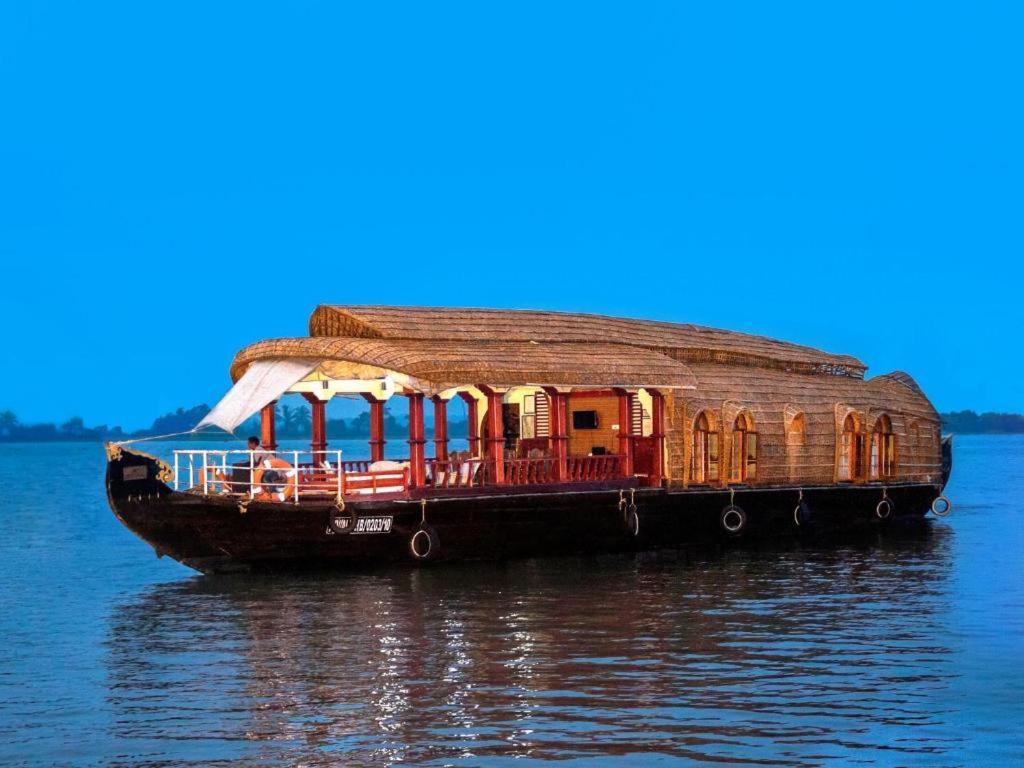فندق أكوا كاستل هاوس بوت - باي أكوا جمبو هاوس بوتس Alappuzha المظهر الخارجي الصورة
