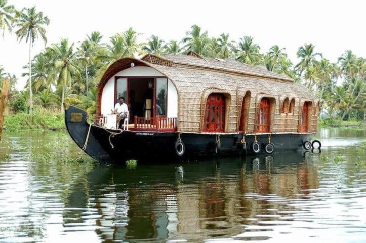 فندق أكوا كاستل هاوس بوت - باي أكوا جمبو هاوس بوتس Alappuzha المظهر الخارجي الصورة