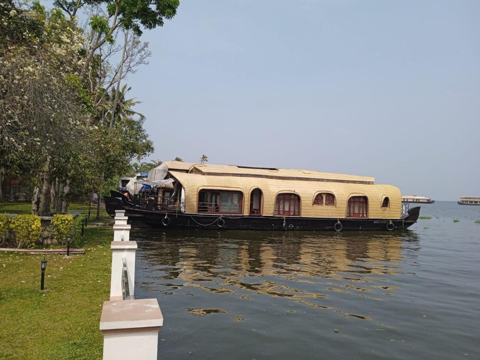 فندق أكوا كاستل هاوس بوت - باي أكوا جمبو هاوس بوتس Alappuzha المظهر الخارجي الصورة