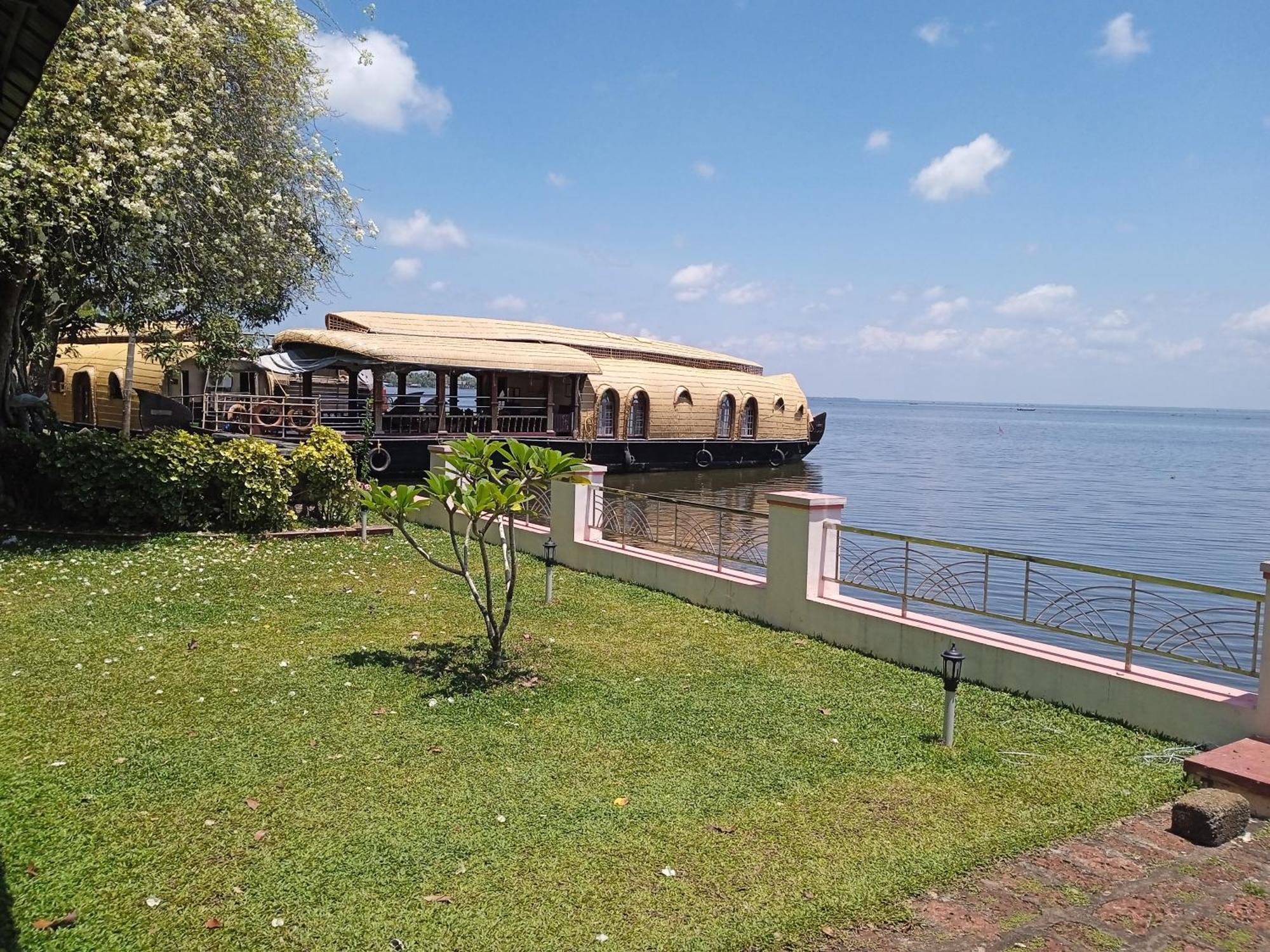 فندق أكوا كاستل هاوس بوت - باي أكوا جمبو هاوس بوتس Alappuzha المظهر الخارجي الصورة
