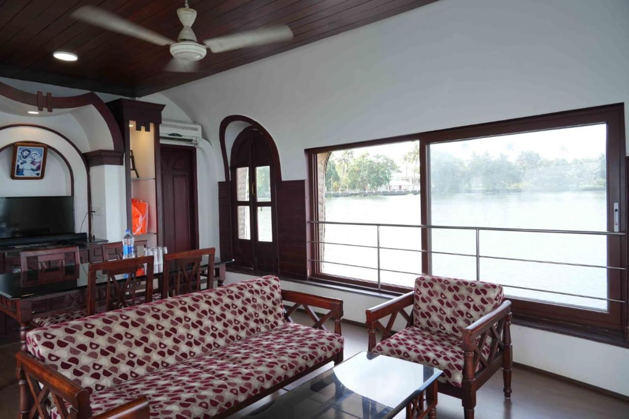 فندق أكوا كاستل هاوس بوت - باي أكوا جمبو هاوس بوتس Alappuzha المظهر الخارجي الصورة